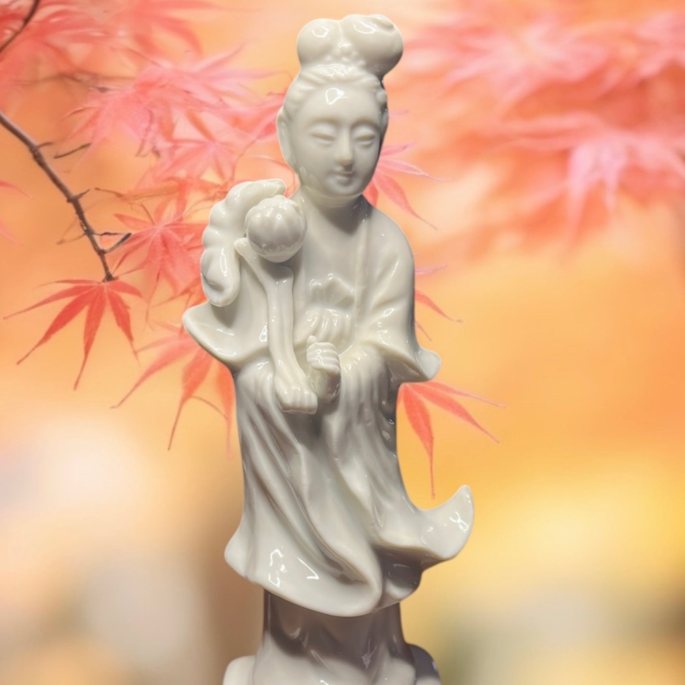 Vintage 1960’s White Porcelain Guanyin Kwan Yin Figurine Lotus Blanc de Chine